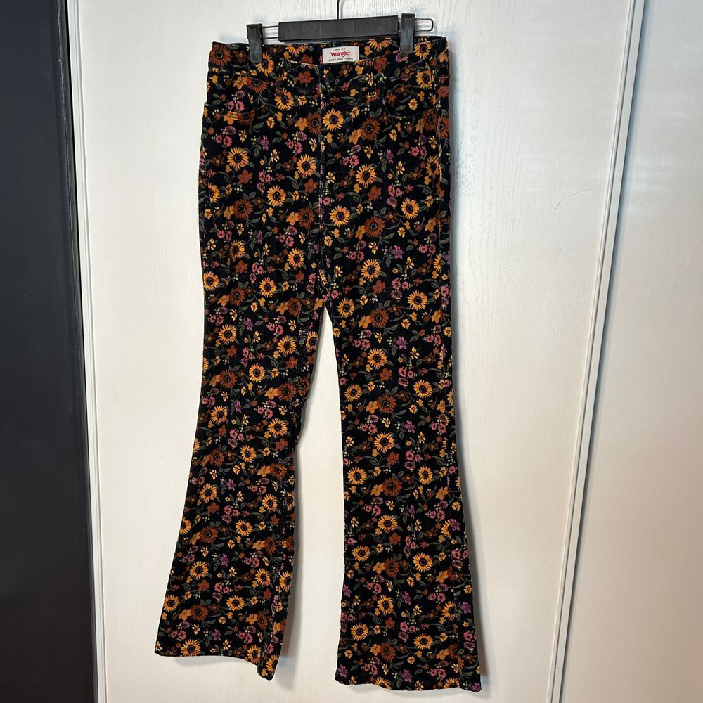 Wrangler high-rise fierce flare floral corduroy pants Size